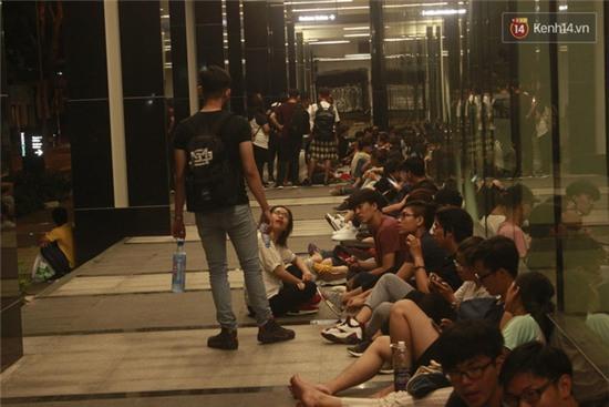Hàng trăm bạn trẻ Sài Gòn cắm trại thâu đêm trước trung tâm thương mại chờ mua giày hiệu - Ảnh 2.