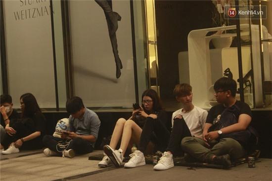Hàng trăm bạn trẻ Sài Gòn cắm trại thâu đêm trước trung tâm thương mại chờ mua giày hiệu - Ảnh 3.