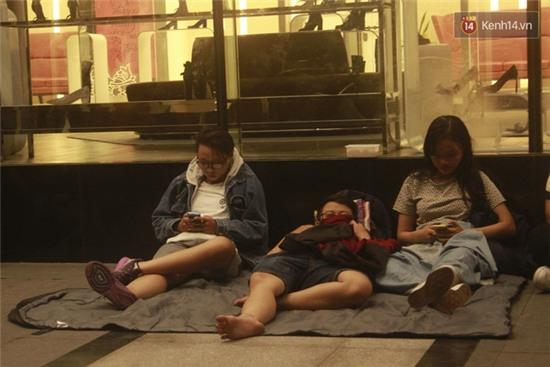 Hàng trăm bạn trẻ Sài Gòn cắm trại thâu đêm trước trung tâm thương mại chờ mua giày hiệu - Ảnh 4.