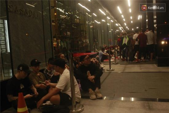 Hàng trăm bạn trẻ Sài Gòn cắm trại thâu đêm trước trung tâm thương mại chờ mua giày hiệu - Ảnh 8.