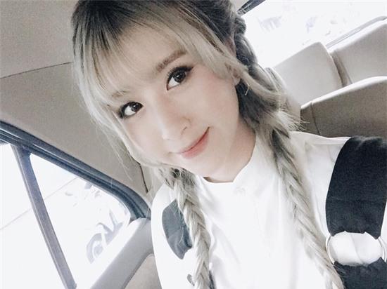 Sau quần và giày bà ngoại, giờ đến lượt màu tóc bà ngoại lên ngôi - Ảnh 1.