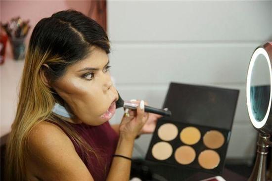 Marimar-Quiroa-pictured-putting-her-make-up-as-she-records-videos-for-YouTube.jpg