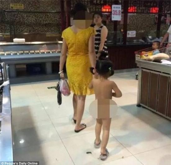 Mẹ mặc đồ sành điệu đưa con gái trần truồng đi mua sắm bị dân mạng ném đá kịch liệt - Ảnh 1.