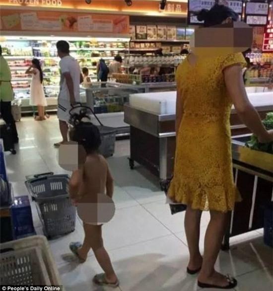 Mẹ mặc đồ sành điệu đưa con gái trần truồng đi mua sắm bị dân mạng ném đá kịch liệt - Ảnh 2.