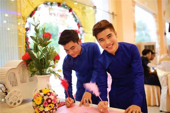 Từng bị trêu là bố con, cặp đồng tính nam cách nhau 21 tuổi vẫn hạnh phúc sau đám cưới - Ảnh 1.