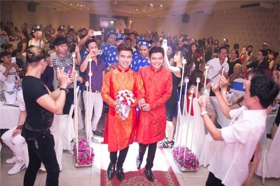 Từng bị trêu là bố con, cặp đồng tính nam cách nhau 21 tuổi vẫn hạnh phúc sau đám cưới - Ảnh 11.