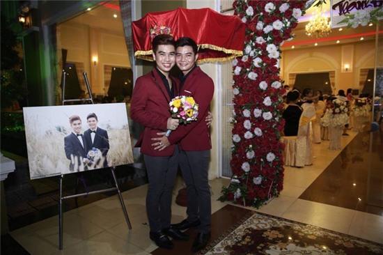 Từng bị trêu là bố con, cặp đồng tính nam cách nhau 21 tuổi vẫn hạnh phúc sau đám cưới - Ảnh 7.