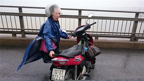 Xe máy lưu thông trên cầu rất khó khăn, gió mạnh có lúc tưởng như thổi bay người.