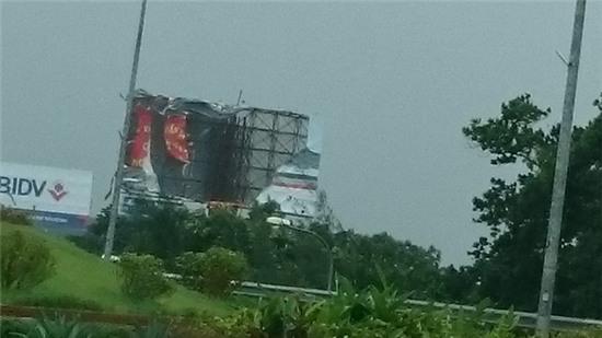 Biển quảng cáo bị gió đánh tơi tả.