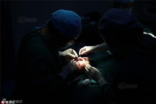 Sieu mau Trung Quoc cong bo anh nang nguc, sua mat hinh anh 4