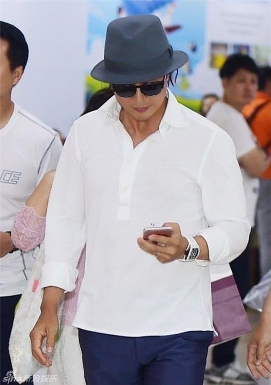 Vo chong Bae Yong Joon nguoi truoc ke sau o san bay hinh anh 1