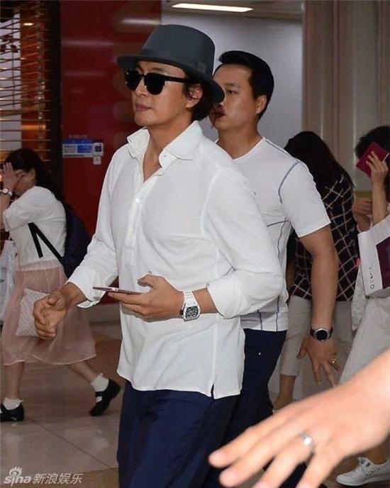 Vo chong Bae Yong Joon nguoi truoc ke sau o san bay hinh anh 2