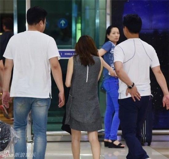 Vo chong Bae Yong Joon nguoi truoc ke sau o san bay hinh anh 4