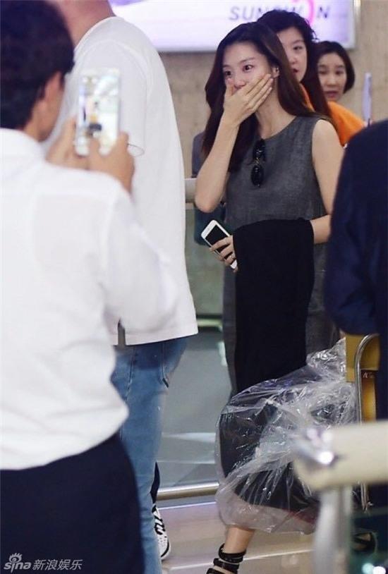 Vo chong Bae Yong Joon nguoi truoc ke sau o san bay hinh anh 5