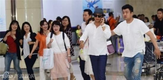 Vo chong Bae Yong Joon nguoi truoc ke sau o san bay hinh anh 6