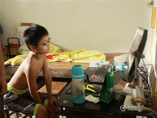 Cậu bé mới 11 tuổi đã phải đeo cặp đít chai dày cộp hơn 2.000 độ cận thị - Ảnh 4.