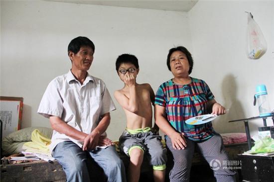 Cậu bé mới 11 tuổi đã phải đeo cặp đít chai dày cộp hơn 2.000 độ cận thị - Ảnh 5.