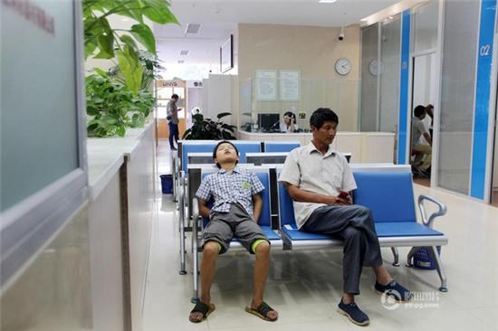 Cậu bé mới 11 tuổi đã phải đeo cặp đít chai dày cộp hơn 2.000 độ cận thị - Ảnh 6.