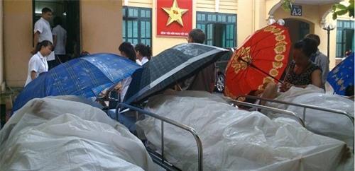 su that buc anh benh nhan nam cang, doi mua cho mo tai bv viet duc gay xon xao - 1