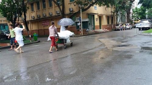 su that buc anh benh nhan nam cang, doi mua cho mo tai bv viet duc gay xon xao - 2