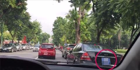 Ha Noi: Be gai lai oto bien xanh giua pho dong nguoi