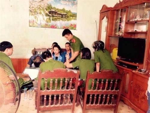 nghi bat coc tre em, dan pha o to giai cuu hinh anh 2