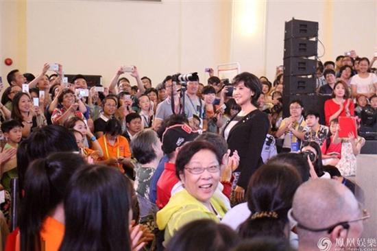 tay-luong-nu-vuong-chu-lam-van-dep-tuoi-64-3