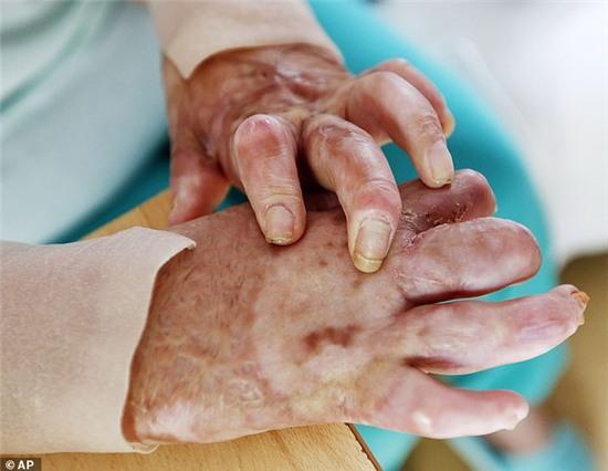 thieu nu xinh dep tu huy dung nhan, hoa quy de khong phai phuc vu is hinh anh 1