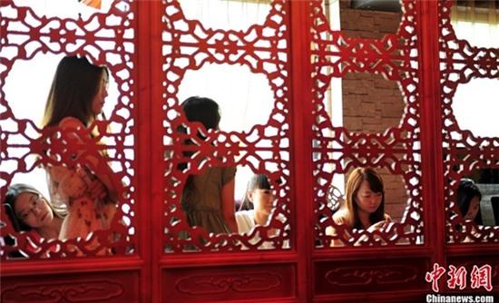 Thâm nhập những buổi tuyển vợ đầy nghiêm ngặt của các đại gia Trung Quốc - Ảnh 1.