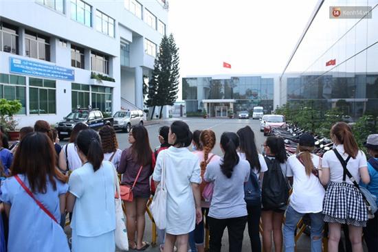 HOT: Bi Rain đã có mặt ở Việt Nam, thân thiện cúi chào người hâm mộ tại sân bay Tân Sơn Nhất - Ảnh 1.