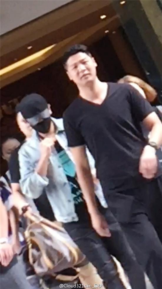 HOT: Bi Rain đã có mặt ở Việt Nam, thân thiện cúi chào người hâm mộ tại sân bay Tân Sơn Nhất - Ảnh 11.