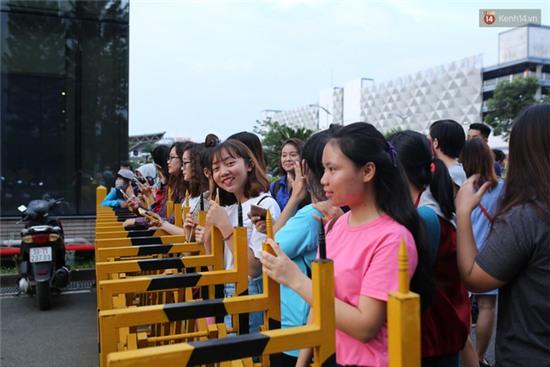 HOT: Bi Rain đã có mặt ở Việt Nam, thân thiện cúi chào người hâm mộ tại sân bay Tân Sơn Nhất - Ảnh 2.