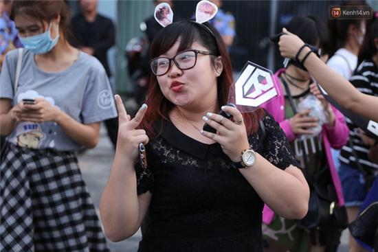 HOT: Bi Rain đã có mặt ở Việt Nam, thân thiện cúi chào người hâm mộ tại sân bay Tân Sơn Nhất - Ảnh 3.