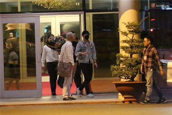 HOT: Bi Rain đã có mặt ở Việt Nam, thân thiện cúi chào người hâm mộ tại sân bay Tân Sơn Nhất - Ảnh 5.