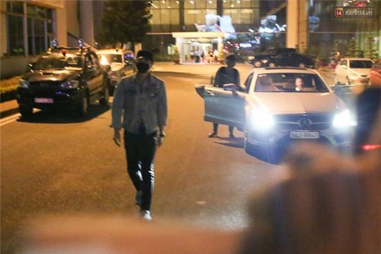 HOT: Bi Rain đã có mặt ở Việt Nam, thân thiện cúi chào người hâm mộ tại sân bay Tân Sơn Nhất - Ảnh 6.