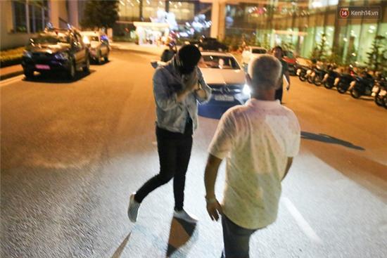 HOT: Bi Rain đã có mặt ở Việt Nam, thân thiện cúi chào người hâm mộ tại sân bay Tân Sơn Nhất - Ảnh 7.