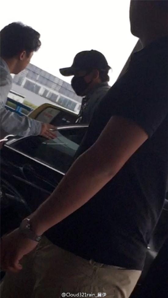 HOT: Bi Rain đã có mặt ở Việt Nam, thân thiện cúi chào người hâm mộ tại sân bay Tân Sơn Nhất - Ảnh 9.