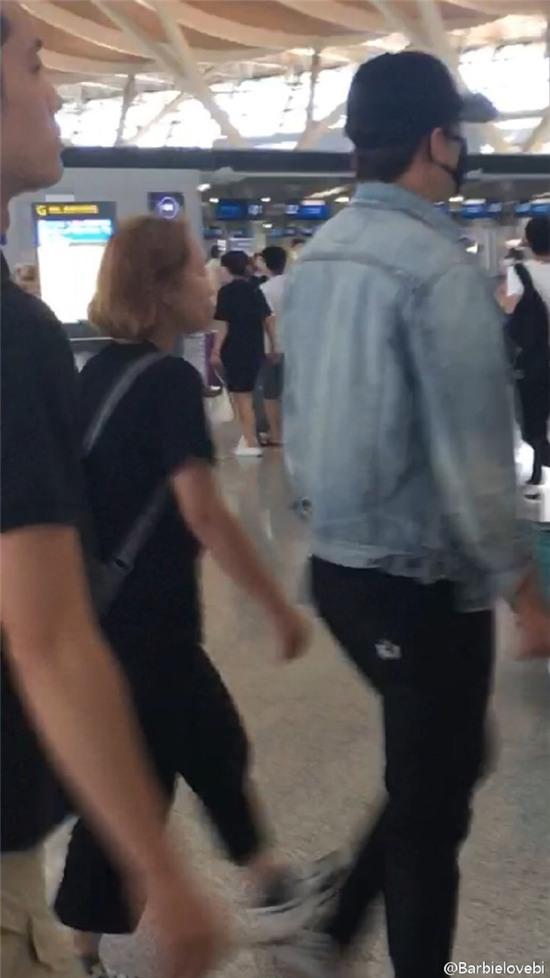 HOT: Bi Rain đã có mặt ở Việt Nam, thân thiện cúi chào người hâm mộ tại sân bay Tân Sơn Nhất - Ảnh 13.