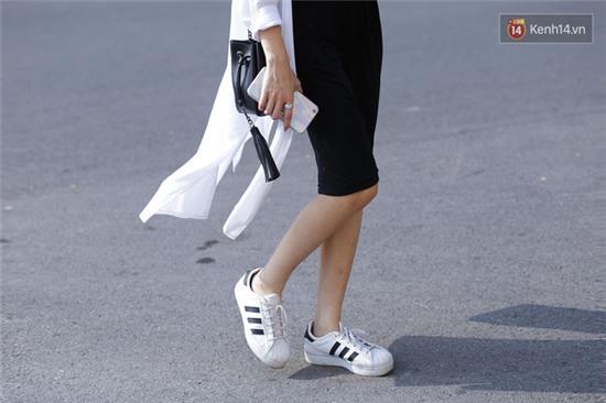 Street style chớm thu tràn ngập mũ lưỡi trai và kính màu trong của giới trẻ 2 miền - Ảnh 12.