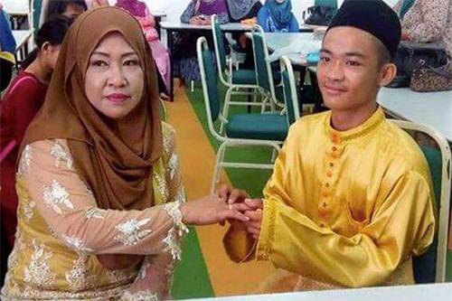 Xôn xao đám cưới giữa trai tân 18 tuổi và bà mẹ 5 con 42 tuổi - Ảnh 1.