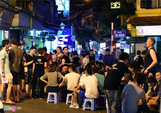 Nguoi dan song o cac tuyen pho di bo duoc gui xe mien phi hinh anh 1