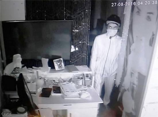 Kẻ trộm nhìn thẳng vào camera sau khi lấy gần nửa tỷ đồng ở quán cafe Sài Gòn - Ảnh 1.