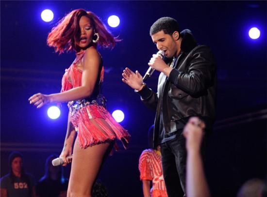 Sau 7 năm chỉ bị xem là bạn, Drake đã tỏ tình với Rihanna trước mặt cả thế giới - Ảnh 4.
