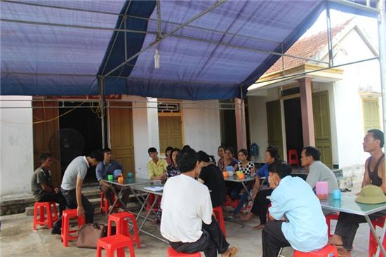 Nhiều anh em và bà con lối xóm đến chia sẻ nỗi đau với gia đình bà Tâm