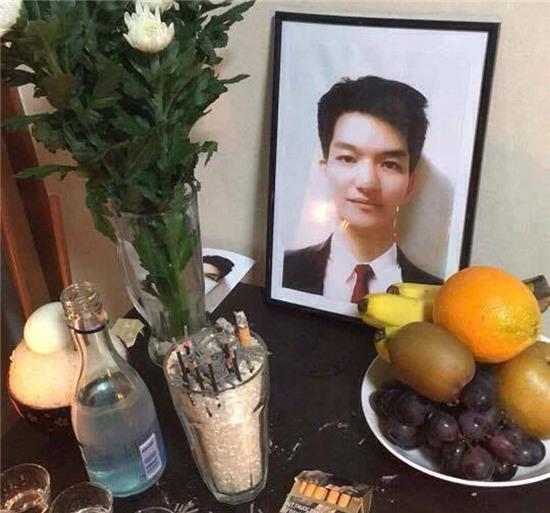 Bàn thờ của Quang được bạn bè lập ở nơi xứ người