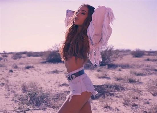 Cả Hollywood đang bị ám ảnh với quần áo rách bươm hơn cả cái bang - Ảnh 8.