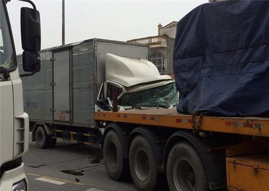 Nguoi di xe may tu sat sau khi bi to gay tai nan lien hoan hinh anh 1