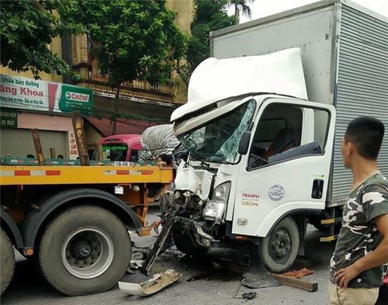 Nguoi di xe may tu sat sau khi bi to gay tai nan lien hoan hinh anh 2