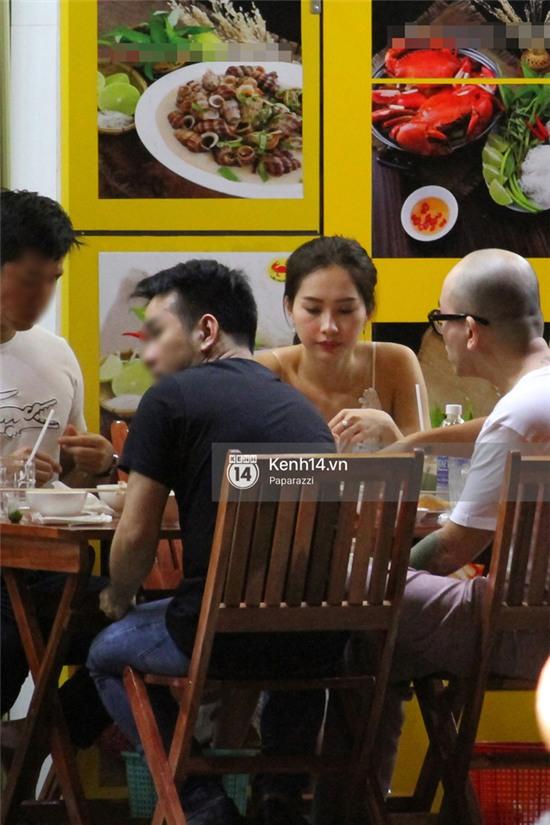 Hoa hậu Thu Thảo diện váy trắng, thoải mái ngồi ăn ốc trên lề đường - Ảnh 2.