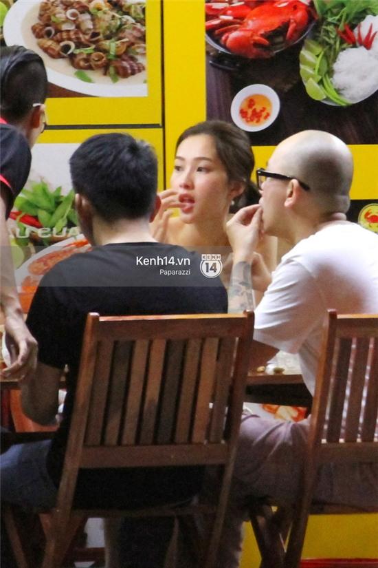 Hoa hậu Thu Thảo diện váy trắng, thoải mái ngồi ăn ốc trên lề đường - Ảnh 3.